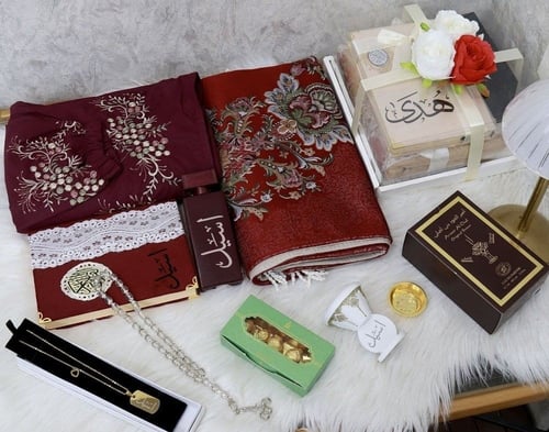 طقم صلاة نسائي مكون من ٨ قطع