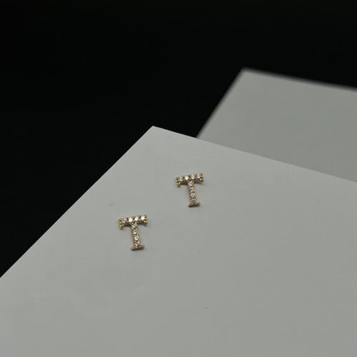 حلق ذهب ناعم عيار 18 تصميم حرف T مرصوف وزن 1.1 جرا...