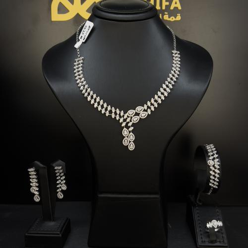 طقم ذهب ابيض عيار 18 بتصميم فاخر وزن 29.95 جرام