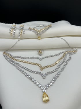 شبكة عروس ذهب عيار 18 بتصميم فاخر وزن 69.2 جرام