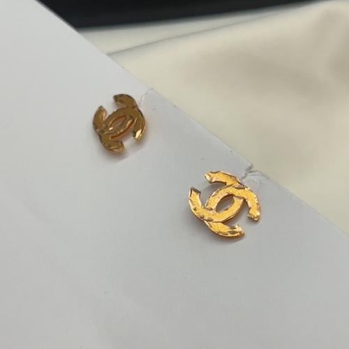 حلق ذهب ماركة عيار 18 بتصميم CC فاخر عصري وزن 1.5...