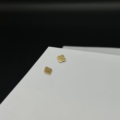 حلق ذهب ناعم عيار 18 تصميم زهرة بسيطة وزن 1.1 جرام