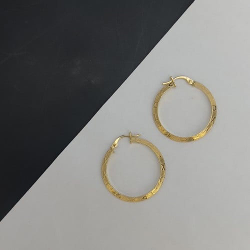 حلق دائري ذهب عيار 18 بتصميم نقوش كلاسيكية وزن 1.3...