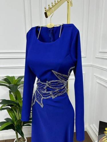 فستان نيلي مطرز ورده