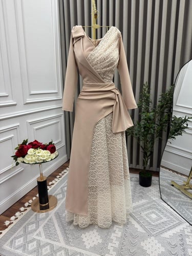 فستان بيج مع دانتيل