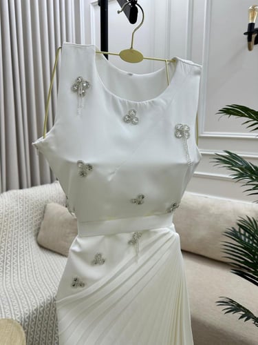 فستان ناعم سكري مطرز