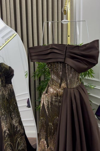 فستان سهرة راقي بني