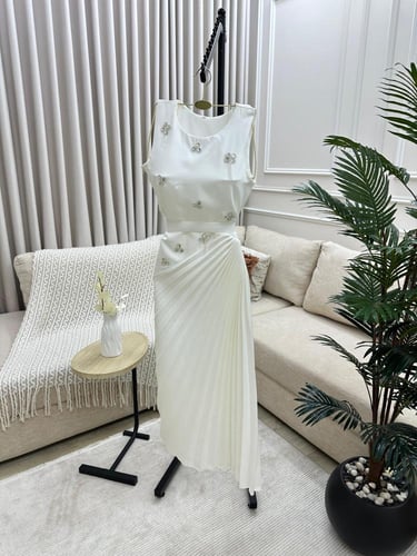 فستان ناعم سكري مطرز