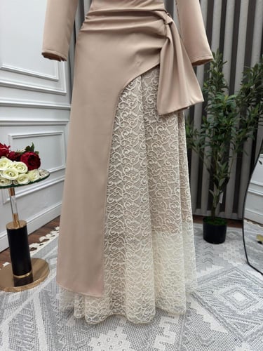 فستان بيج مع دانتيل