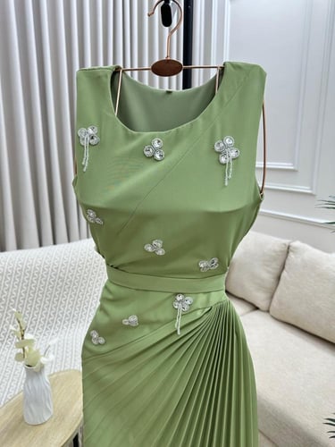 فستان ناعم مطرز زيتي