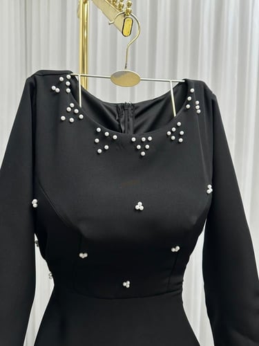 فستان اسود لؤلؤ