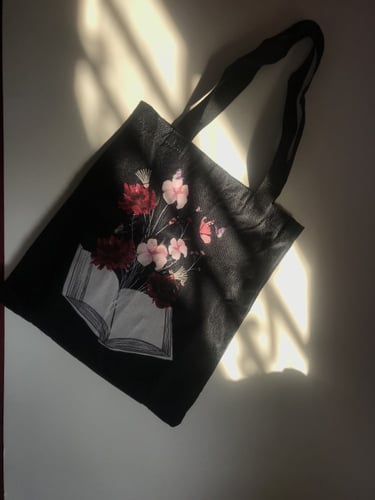 حقيبة توت باق أسود مطبوع كتاب و ورد