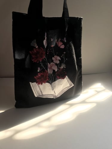 حقيبة توت باق أسود مطبوع كتاب و ورد