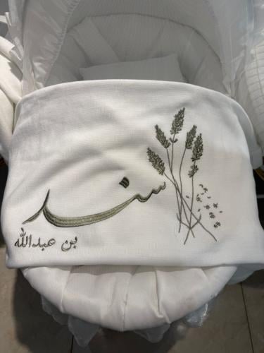 بطانية مواليد مطرزة