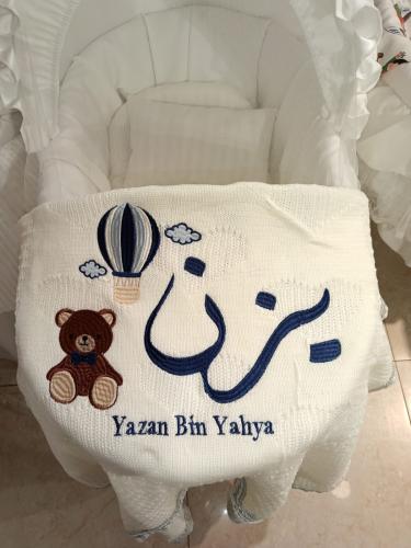 بطانية مواليد مطرزة