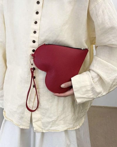 عيدية شنطة جلد شكل قلب