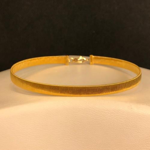 سوار الحرير واقف