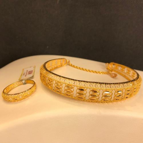 سوار واقف مع خاتم