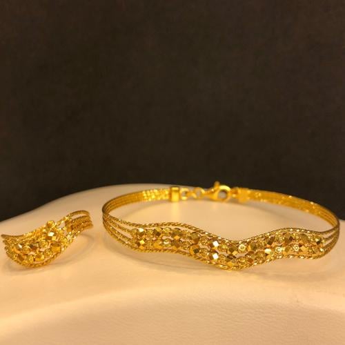 سوار مع خاتم الدوريكا واقف