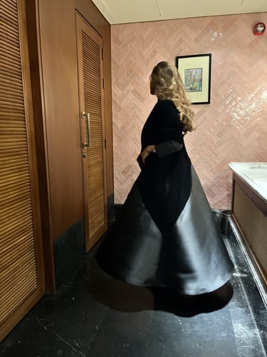 مُـخملي أسود