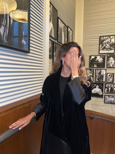 مُـخملي أسود