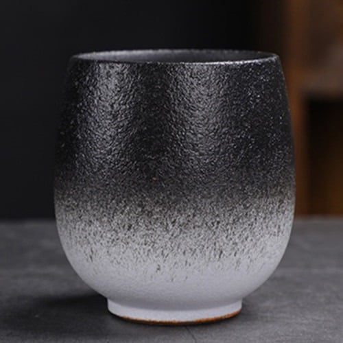 كوب قهوة من السيراميك الملون