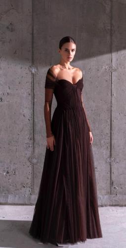 فستان بني غامق بأكمام شفافه