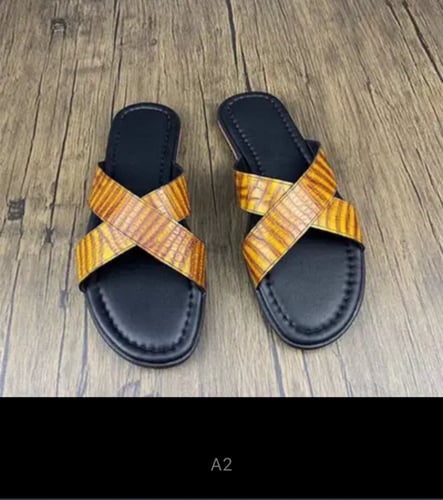 نعال مصنوعة من جلد التمساح