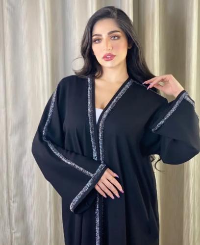 عباية أسود نمط المشاهير طوق على شكل V وأكمام متوهج...