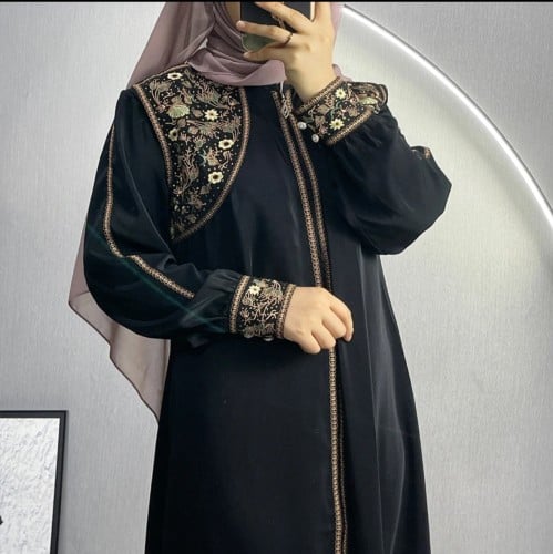 عباية إسلامية عصرية بجيوب وأكمام صغيرة للنساء