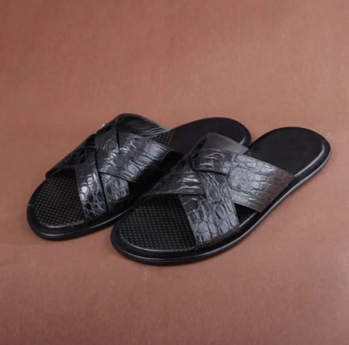 نعال مصنوعة من جلد التمساح