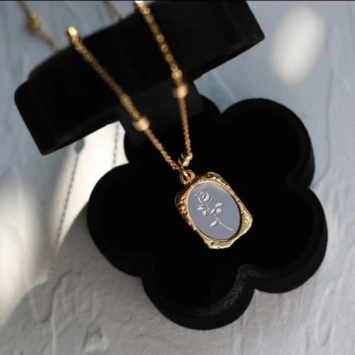 قلادة روز الفرنسية الفاخرة