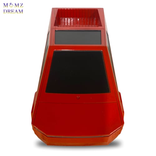 سيارة تسلا ، مع جهاز تحكم عن بعد للأطفال.