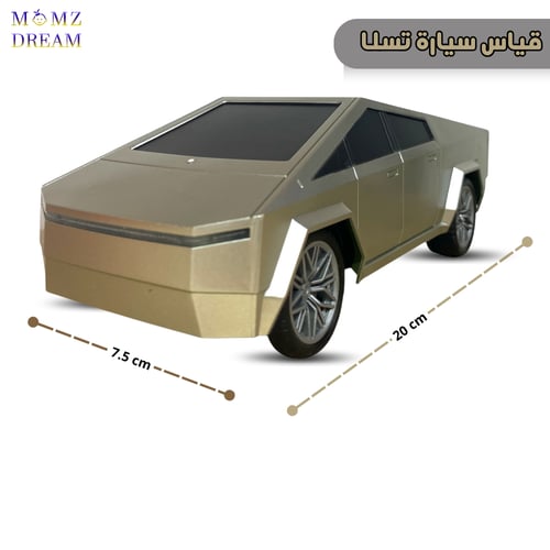 سيارة تسلا ، مع جهاز تحكم عن بعد للأطفال.