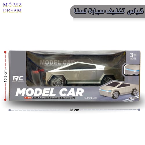 سيارة تسلا ، مع جهاز تحكم عن بعد للأطفال.