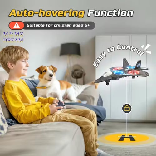 طائرة درون حربي وسط مع جهاز تحكم عن بُعد .