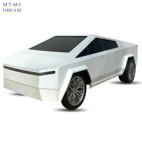 سيارة تسلا ، مع جهاز تحكم عن بعد للأطفال.