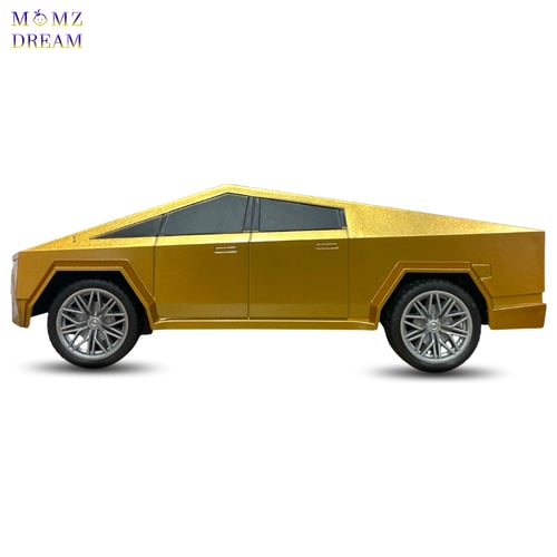 سيارة تسلا ، مع جهاز تحكم عن بعد للأطفال.