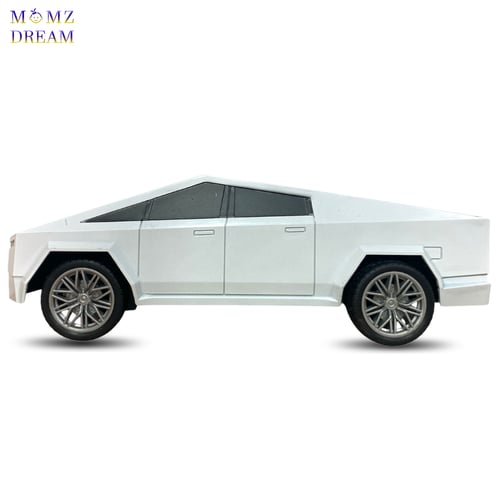 سيارة تسلا ، مع جهاز تحكم عن بعد للأطفال.