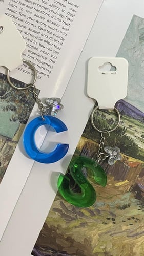 تعليقة مفاتيح بحرفك المميز – تصميم يدوي فريد من ال...