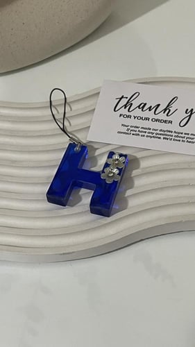 تعليقة جوال بحرفك المميز – لمسة فريدة من الأناقة