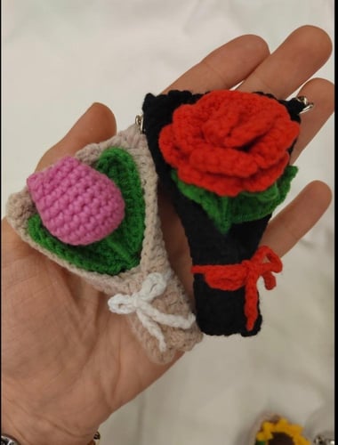 ميدالية باقة ورد كروشيه