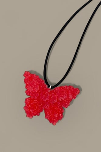 تعليقة الفراشة من الريزن – لمسة فريدة لسيارتك