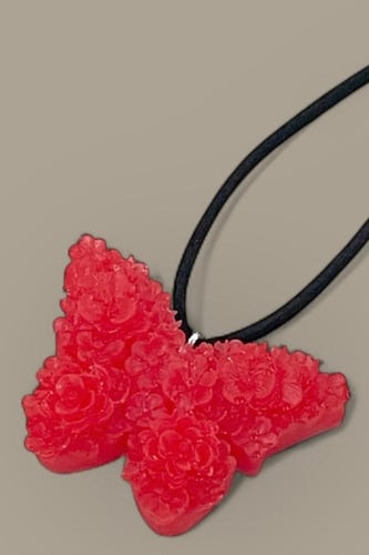 تعليقة الفراشة من الريزن – لمسة فريدة لسيارتك