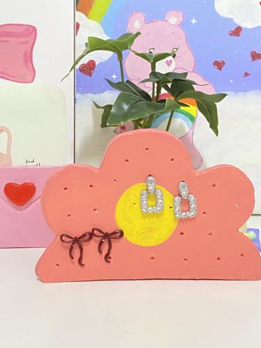 حامل أقراط بتصميم وردة