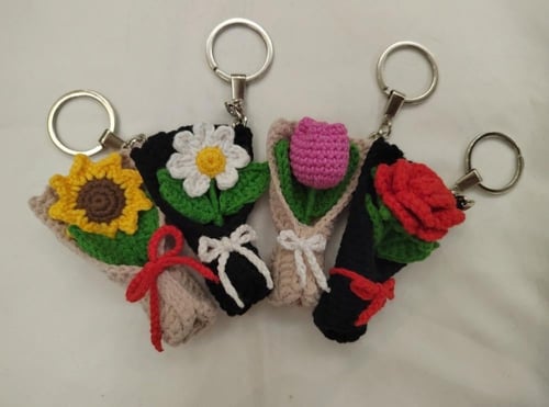 ميدالية باقة ورد كروشيه