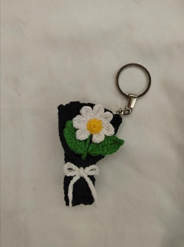 ميدالية باقة ورد كروشيه