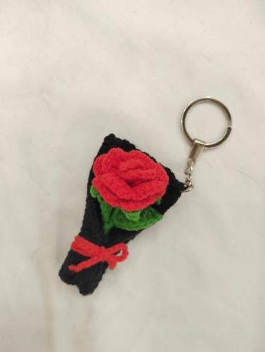 ميدالية باقة ورد كروشيه