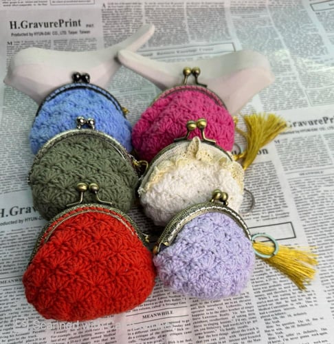 محفظة كروشية بتفاصيل معدنية