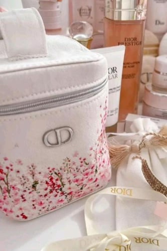 شنطه مكياج ماركه ديور اصدار 2026